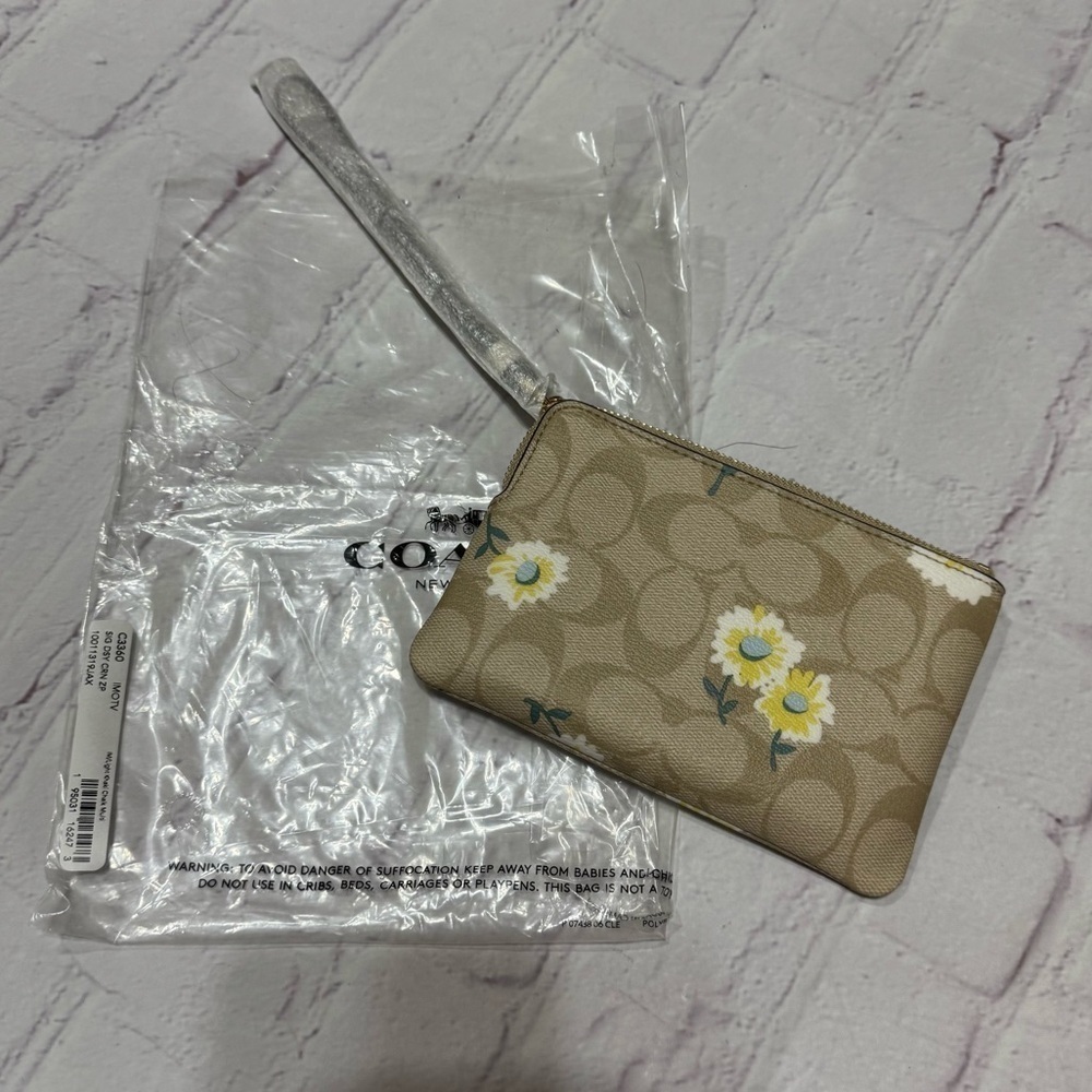 COACH Corner Zip Wristlet In Signature Canvas With Daisy Flower Prints Nwt - Picture 2 of 8